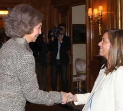 Su Majestad la Reina recibe el saludo de la ministra de Sanidad, Servicios Sociales e Igualdad, Ana Mato a su llegada al Palacio de La Zarzuela